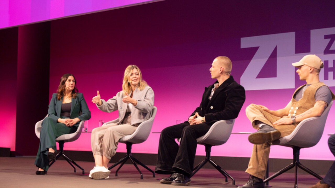 Das Influencer Podium 2024 mit dem Titel: "Hat das Handwerk ein Imageproblem?" auf der IKK classic Bühne. Teilnehmer sind Maren Kogge, Kirchenmalermeisterin (@malermeisterin.maren); Anna Sänger, Metalldesignerin (@monoista); Laurin Bock, Zimmerer (@...