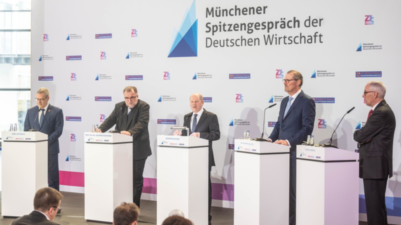 Pressebegegnung zum Münchener Spitzengespräch der Deutschen Wirtschaft auf der Side Stage des ZUKUNFT HANDWERK Kongress 2024 im ICM mit v.l.: Jörg Dittrich, Präsident des Zentralverbandes des Deutschen Handwerks (ZDH), Siegfried Russwurm, Präsident d...
