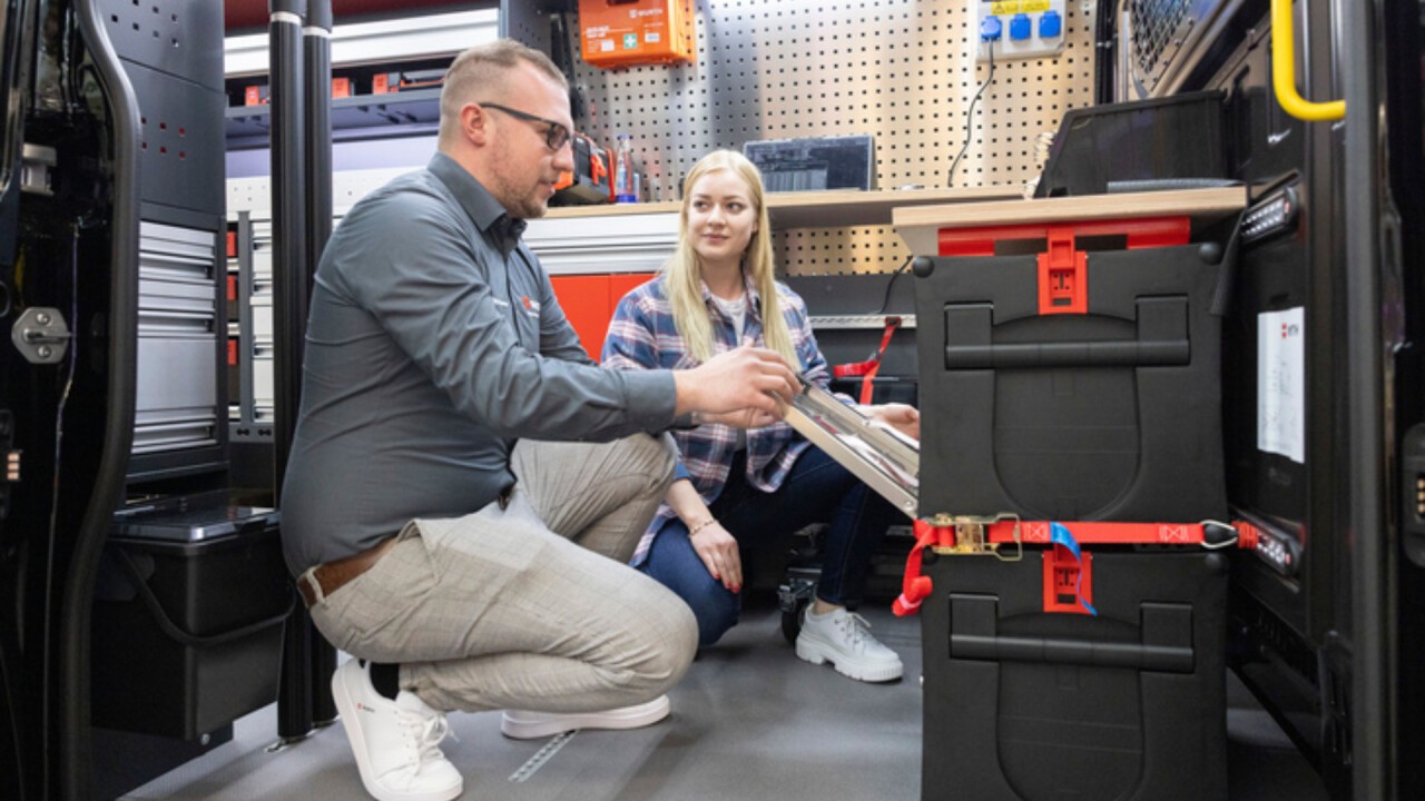 MAN & Würth Fahrzeugeinbau präsentieren eine innovative Kooperation, indem sie den MAN TGE mit einem Würth-Einbau vorstellen. Dieser Transporter bietet nicht nur höchste Funktionalität, sondern auch maßgeschneiderte Lösungen für Handwerker, die eine ...