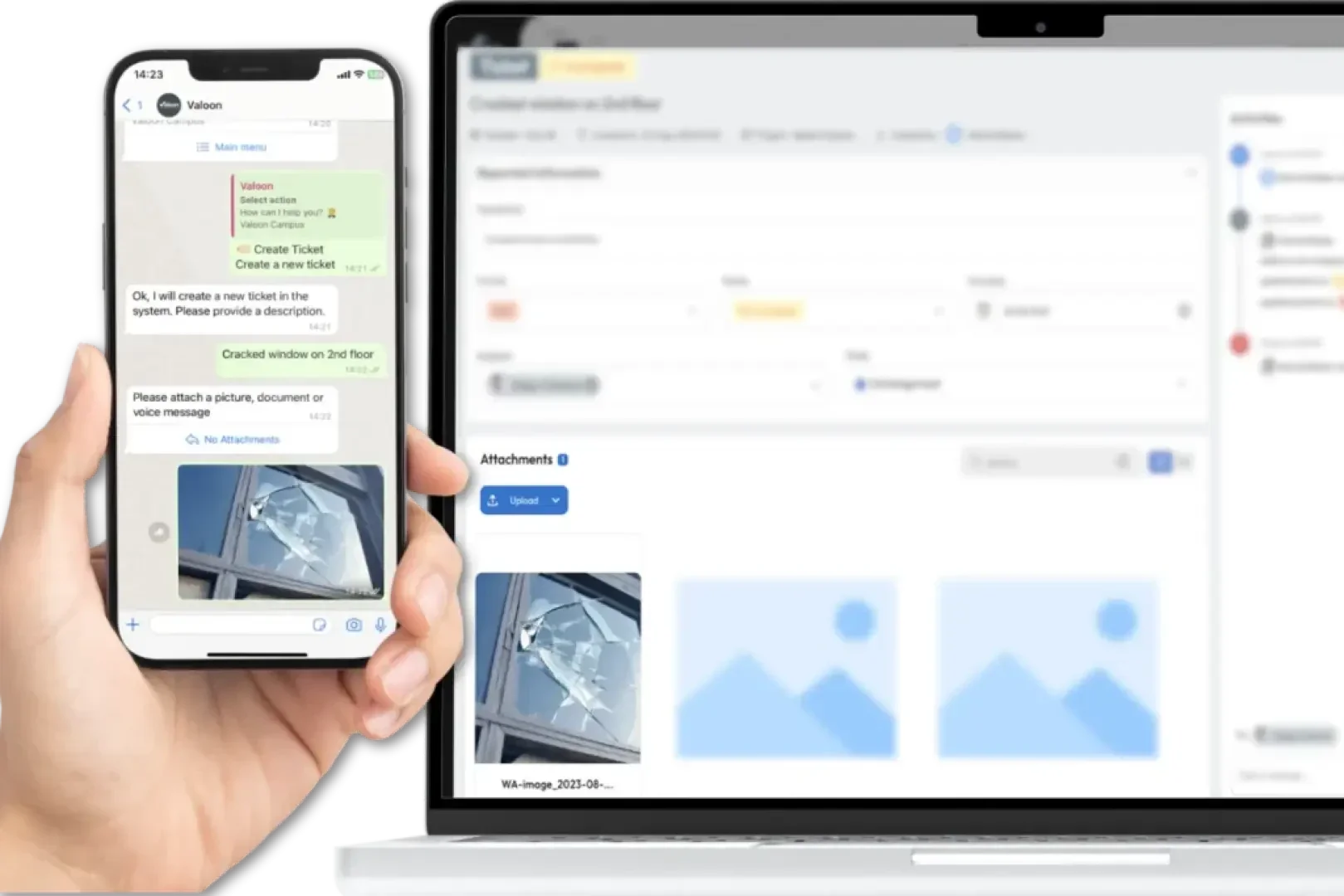 Eine Hand hält ein Smartphone, auf dem eine Messaging-App mit dem Foto eines zerbrochenen Fensters angezeigt wird, während ein Laptop dahinter ein Formular und Bildanhänge zum selben Fensterproblem zeigt.