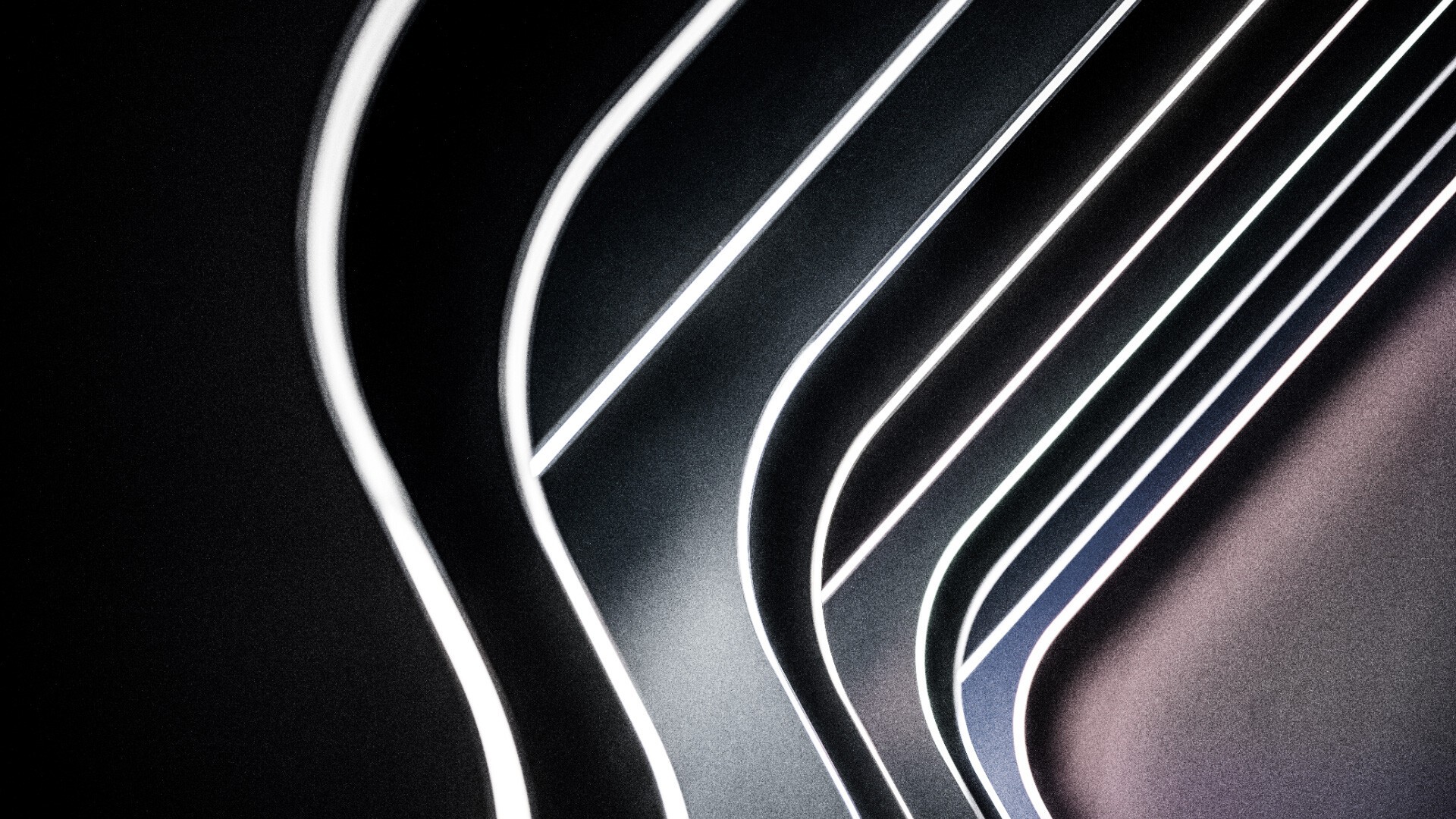 Gebogene, parallele Linien mit leuchtend weißen Rändern auf dunklem Hintergrund erzeugen ein abstraktes, futuristisches Muster mit einem Gefühl von Tiefe und Bewegung.